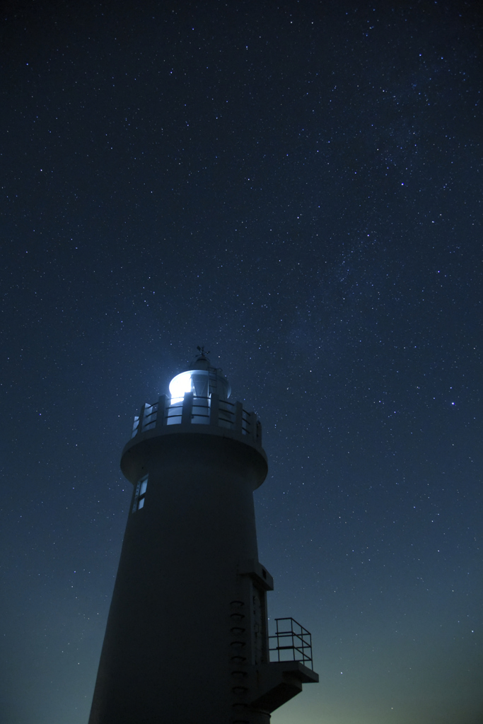 星空を背に