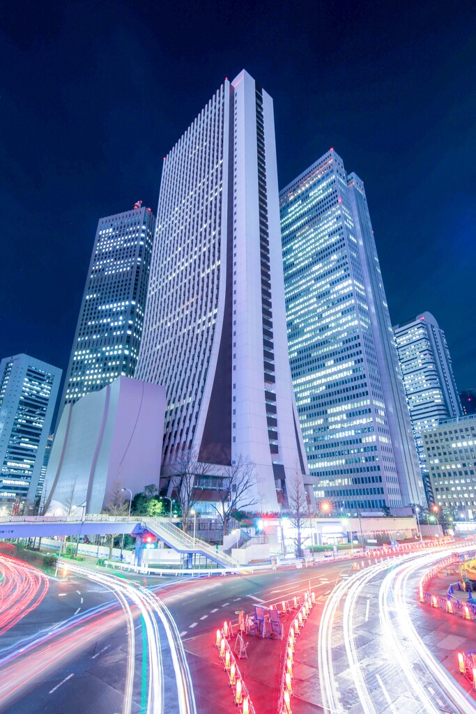 歩道橋がぶち揺れる。