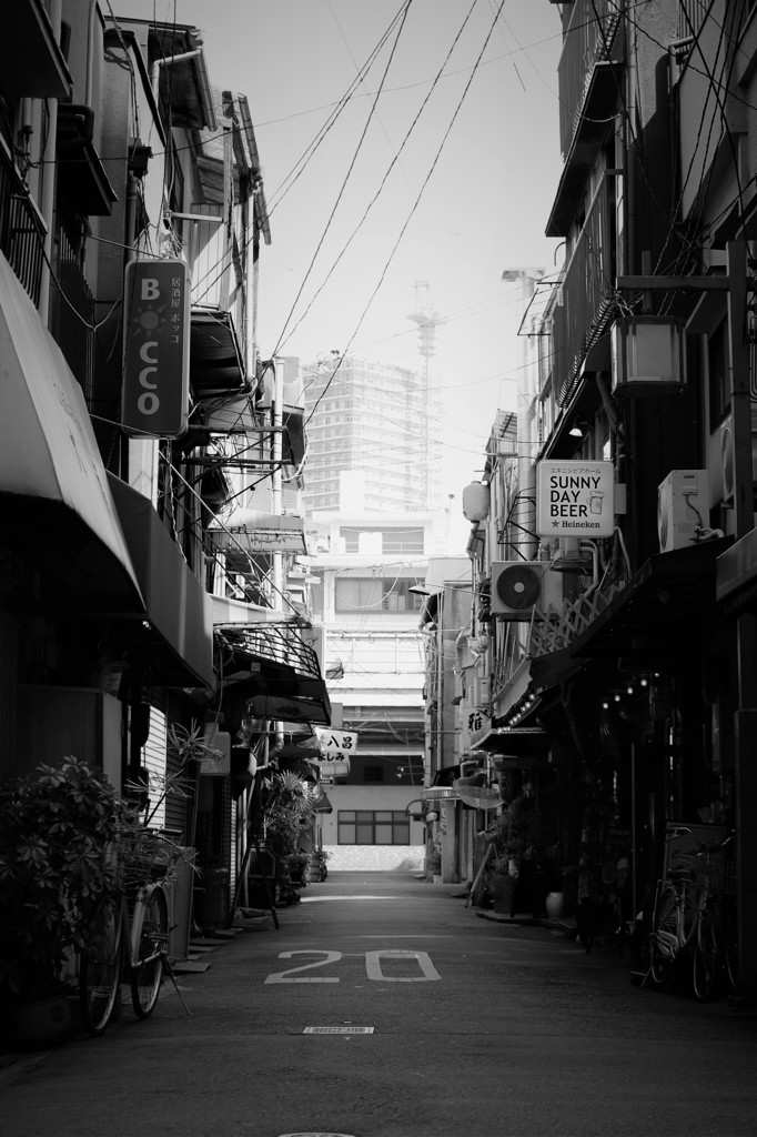 某有名進学塾の真裏の路地1　改