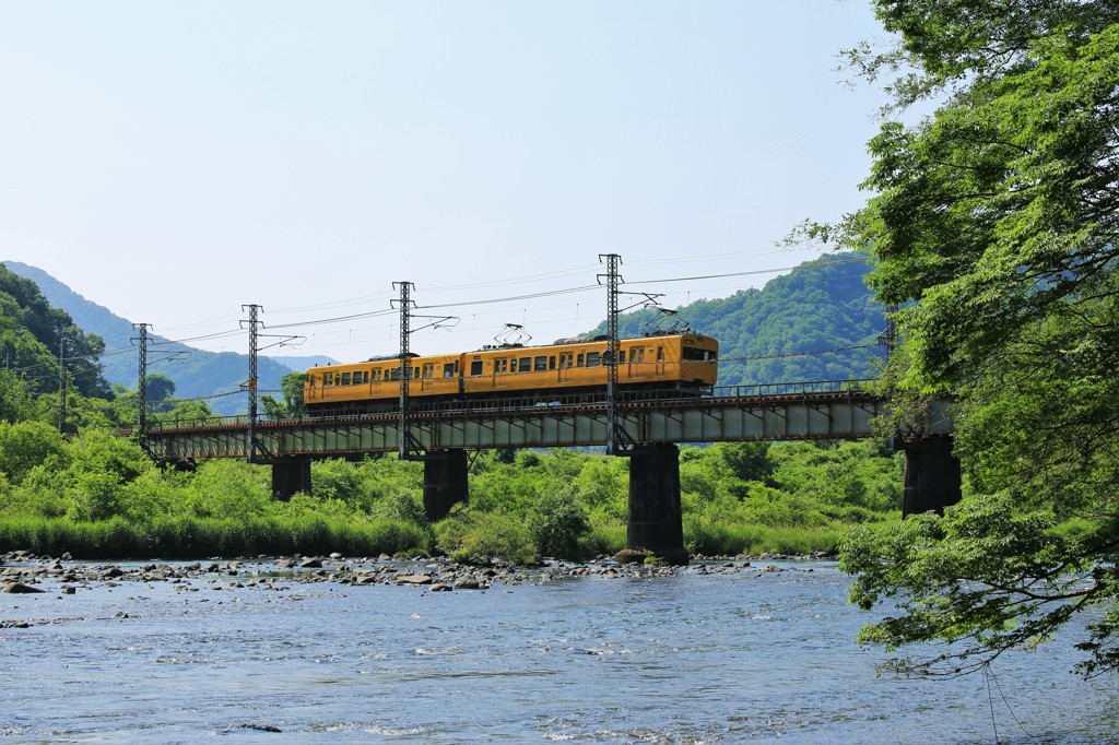 川と鉄橋と木　黄色の電車をトッピング。