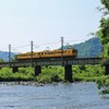 川と鉄橋と木　黄色の電車をトッピング。