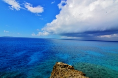 岩と海と雲