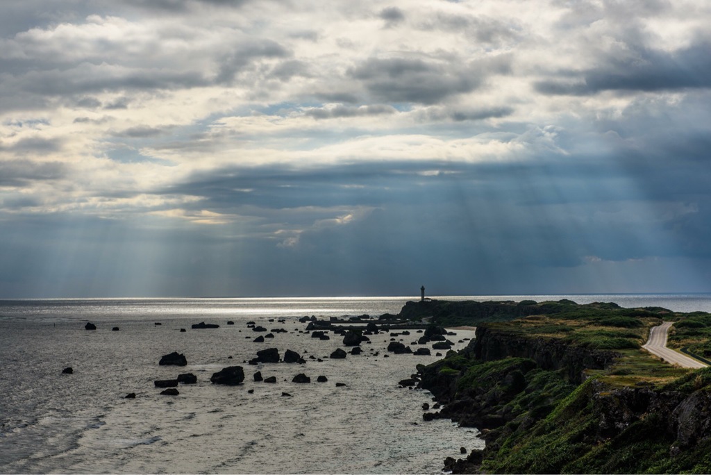 朝の光を浴びる灯台、、