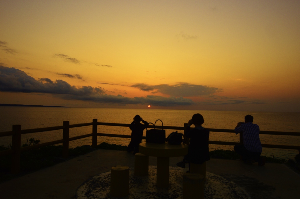 夕日を眺める家族