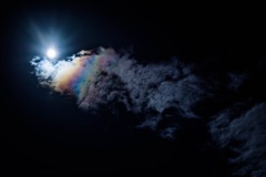 月と虹色の雲