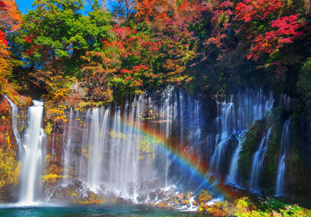 秋彩の白糸の滝（虹）