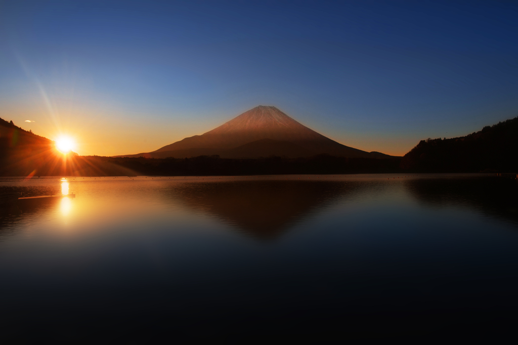精進湖の夜明け