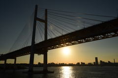 艦艇より横浜港の夕陽を眺める
