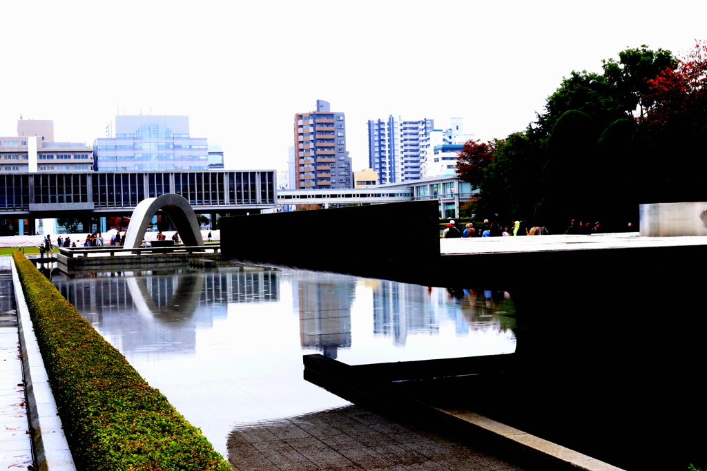 映り込み　広島平和記念公園