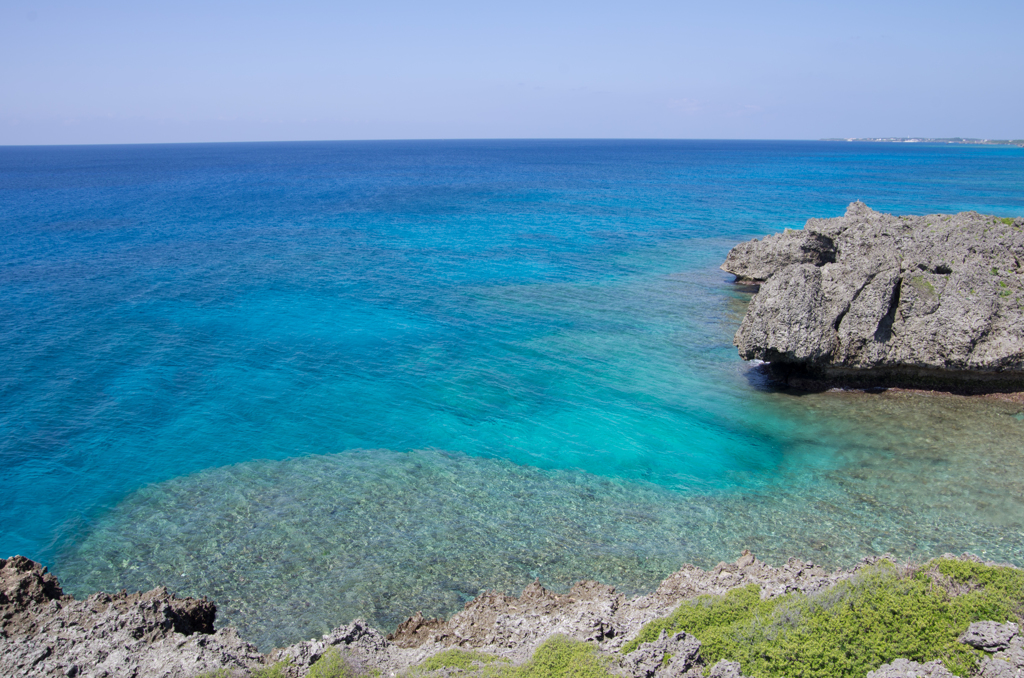 青く澄んだ海