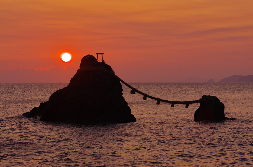 夫婦岩と朝日