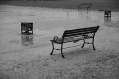 雨のベンチ