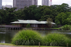 池に浮かぶ茶屋