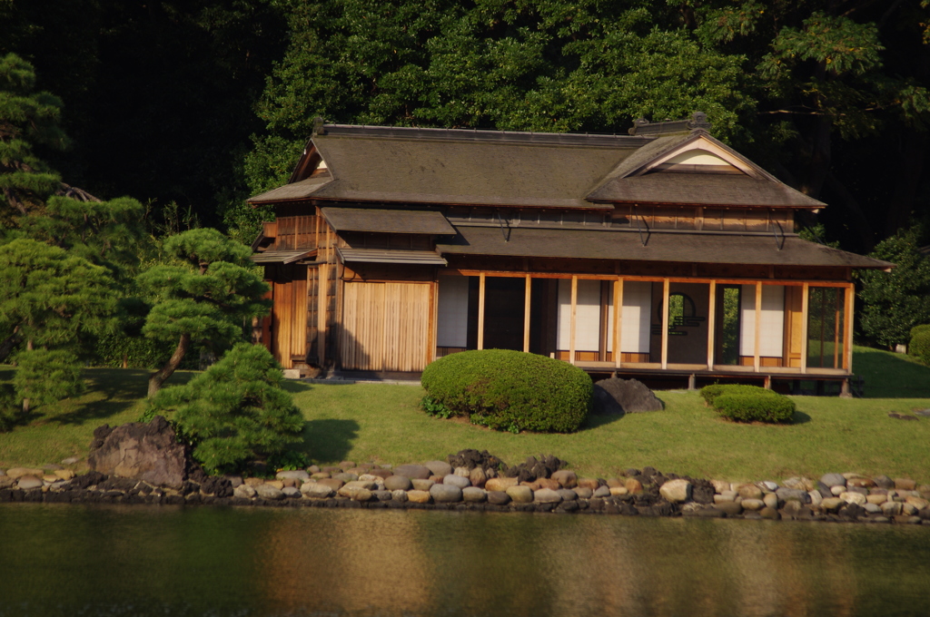 池のほとりの茶屋