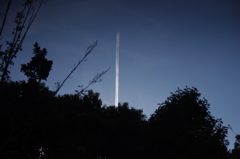 真上に伸びる飛行機雲