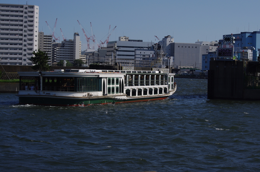 水門と水上バス
