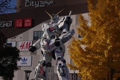 ガンダムと紅葉