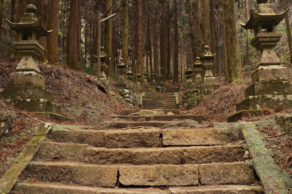 上色見熊座神社へ続く階段