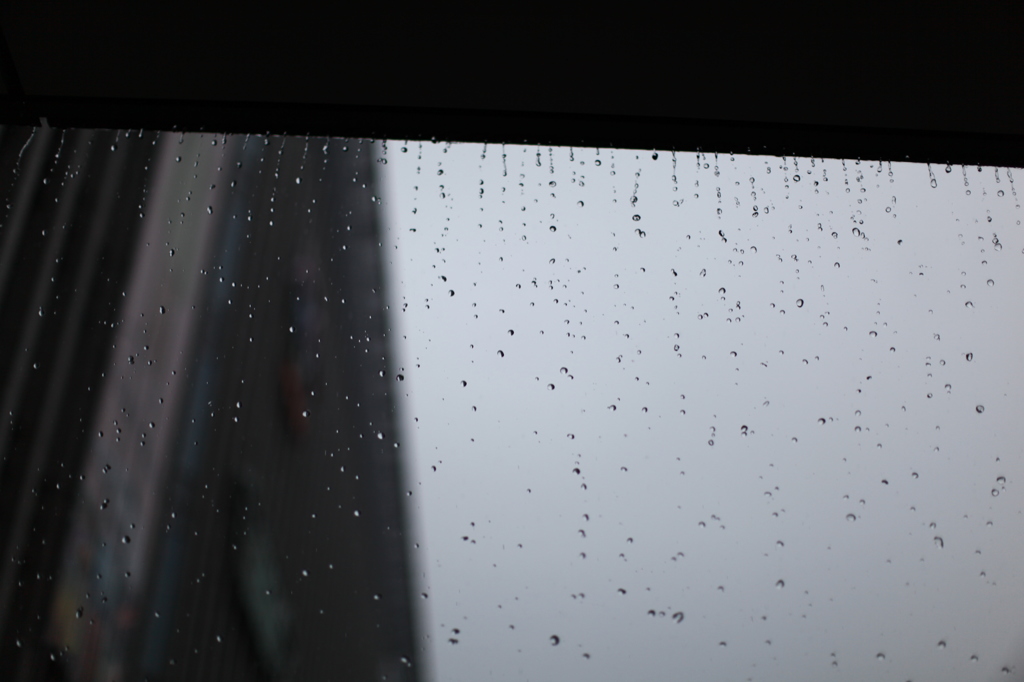 Raindrops between the sky and the ground