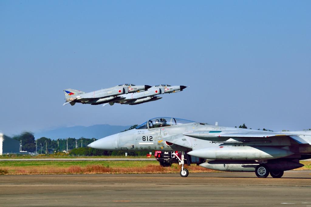 T-4を見送るF-15隊員