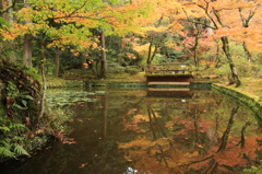 那谷寺　本堂前の池