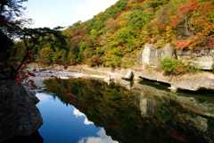 紅葉なりかけの塔のへつり