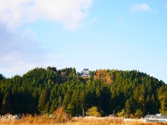 山からのぞく城