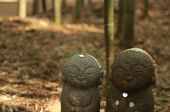 小銭を乗せた地蔵さん