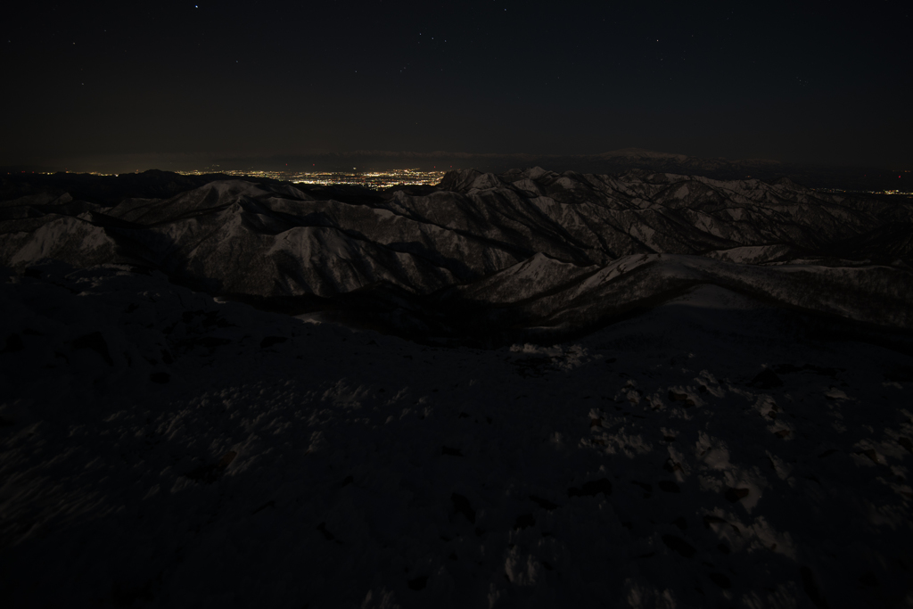 月夜に照らされる山脈