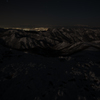 月夜に照らされる山脈