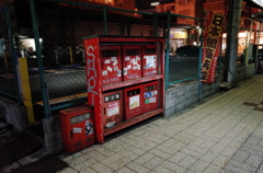 赤い消火器の棚？