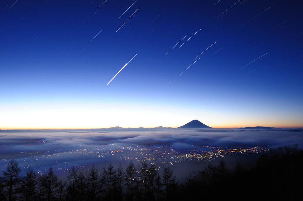 夜明けの街