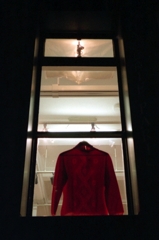 窓辺の赤いセーター
