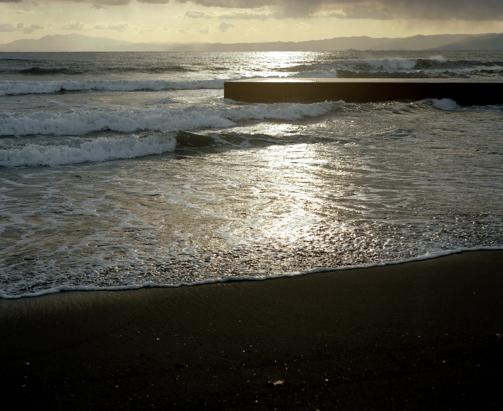 冬の海辺は暮早し