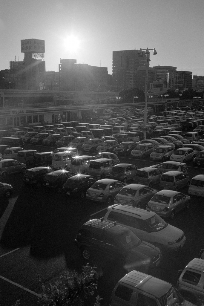 夕刻間近の、中古車展示場