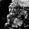 地獄絵図を支える左下の人