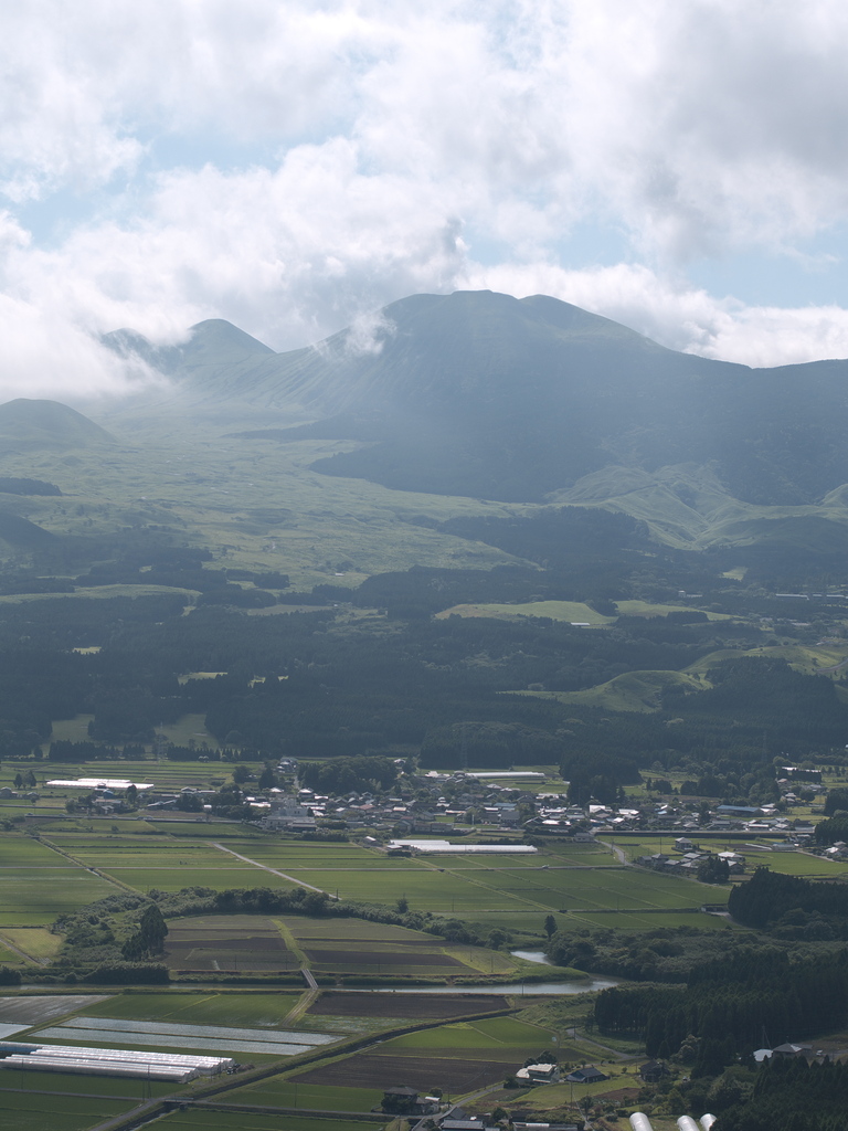 阿蘇　中岳を望む．