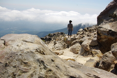 岩山に立つ女は