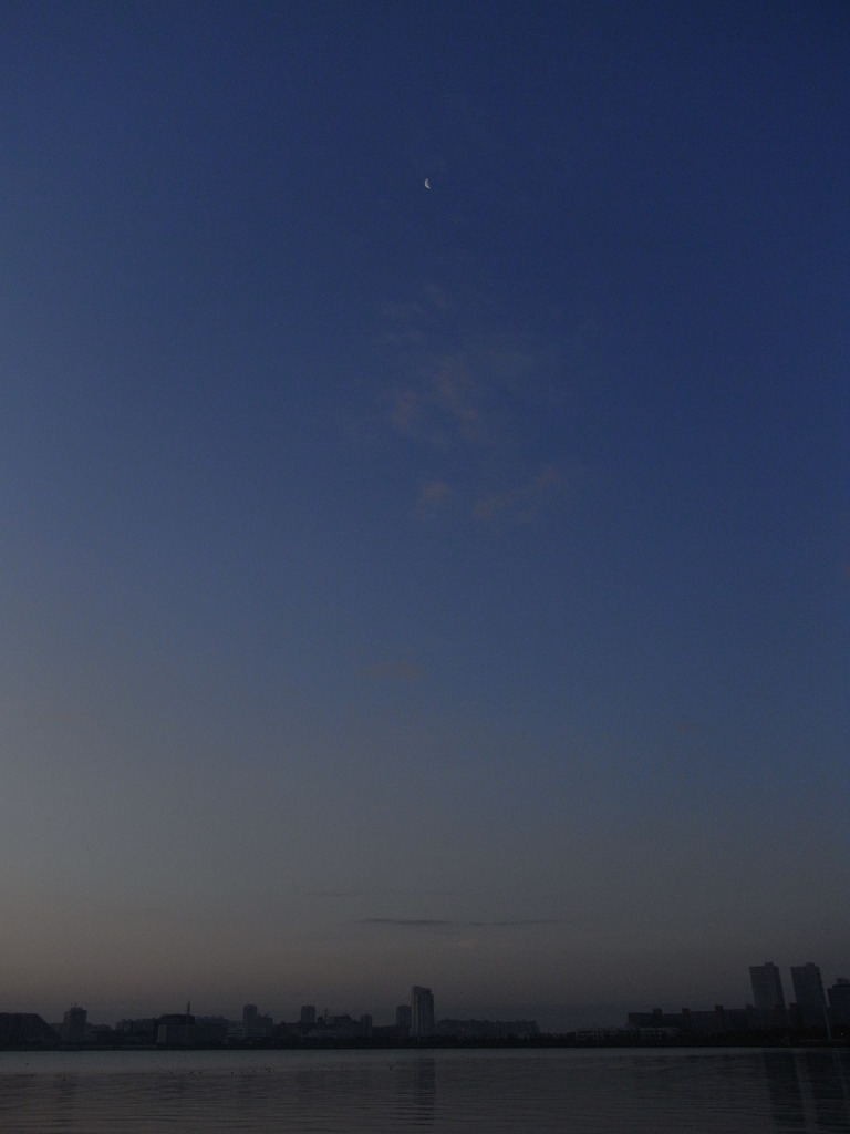 浦安方面に浮かぶ三日月