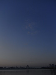 浦安方面に浮かぶ三日月