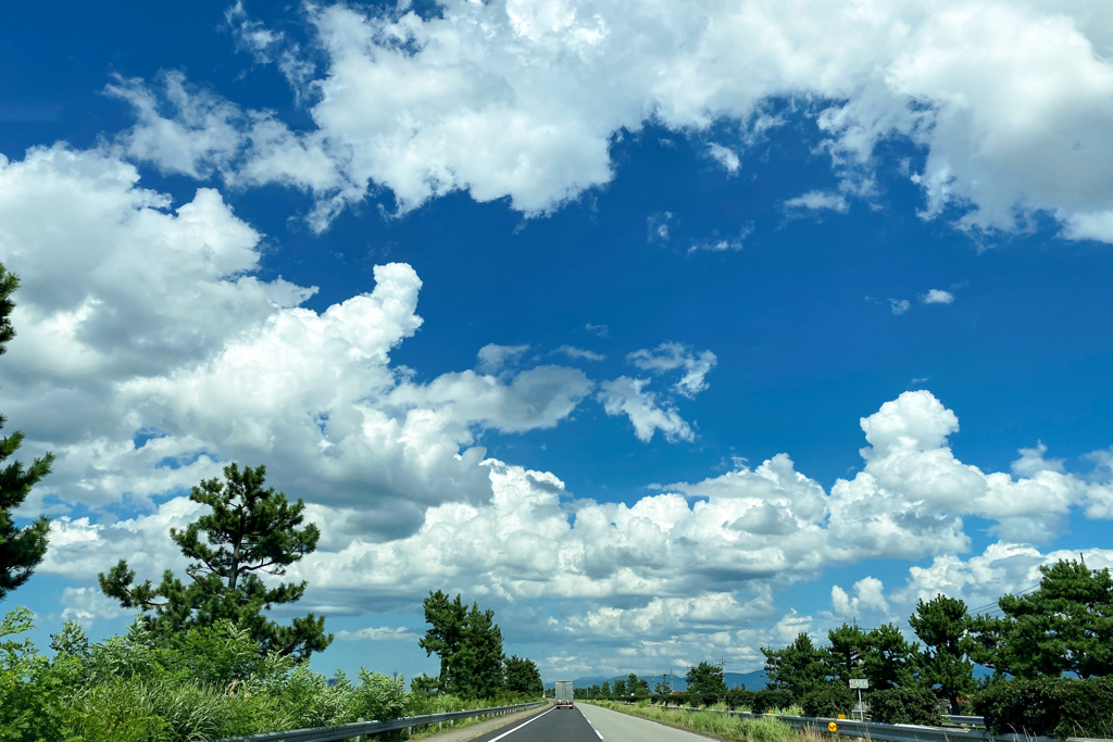高速道路の夏空