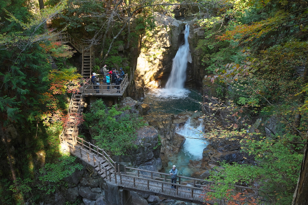 紅葉初め（竜神の滝）