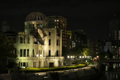 原爆ドームのある広島の夜
