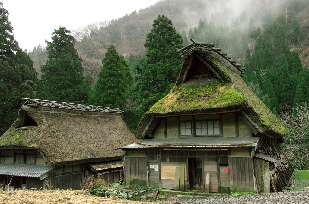 北国街道・山腹にある茅葺きの関所宿場