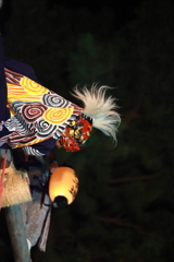 丸太の上の獅子舞