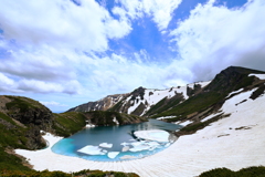 霊山の湖面