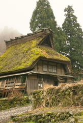 北国街道・山腹にある茅葺きの関所宿場