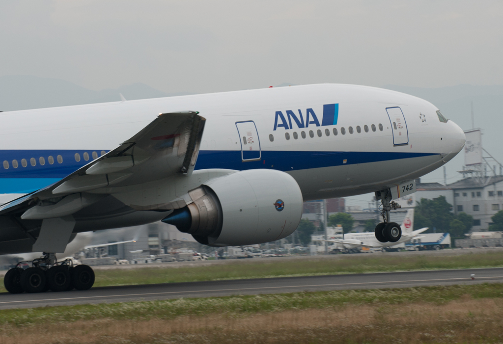 B777-281