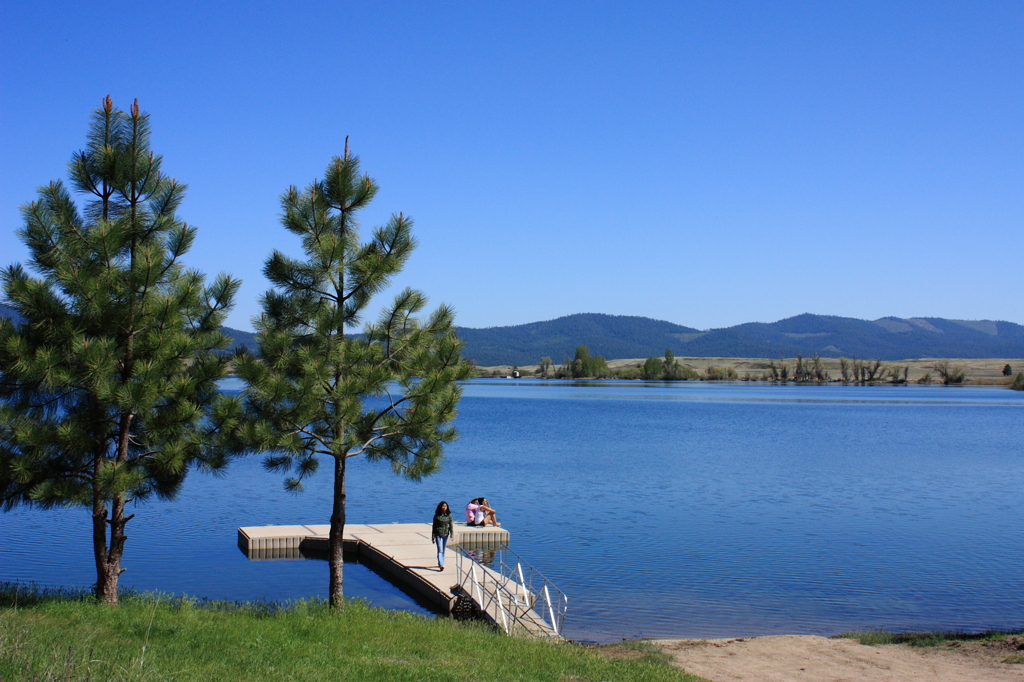 休日の湖畔