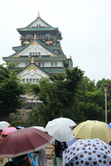 雨の大阪城